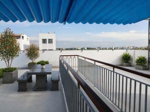 a balcony with a table on the roof at Phú Hưng Gia Motel in Ðức Hòa