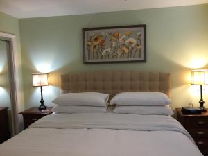 Cama ou camas em um quarto em The Beach Palms Carlsbad