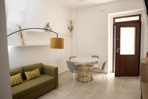 a living room with a green couch and a table at Bilo 66 in Palmi