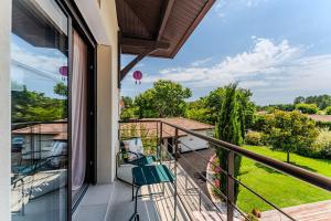 a balcony with a view of a yard at Tomland in Parentis-en-Born