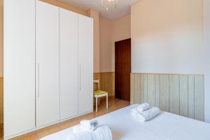 a bedroom with a white bed with towels on it at Villa Preside in Noto Marina