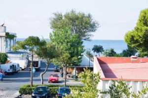 une rue avec des voitures garées sur le côté de la route dans l'établissement Appartamento Aurora, à Praia a Mare