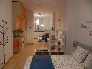 Habitación pequeña con cama y cocina en Malaga Sweet Home, en Málaga