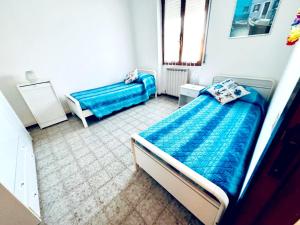 a bedroom with two beds in a room at Luna e Sentidu in Villaputzu