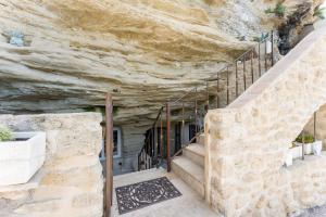 a stairway leading up to a rock wall at Studio Troglodyte en Provence in Cornillon-Confoux