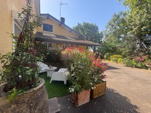 a house with a table and flowers in front of it at Gîte casa cosy in Salies-de-Béarn