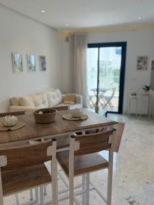 a kitchen and living room with a table and chairs at Breeze La Marsa in Tunis