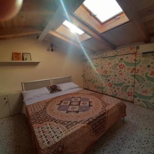 a bedroom with a bed in a room with a skylight at Coccodrillo Fiorito in Viareggio