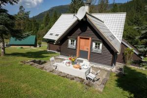 a small house with a table in front of it at Frein Chalets - Kaltenbach in Frein