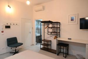 a room with a desk and a chair at Brindisi Airport Rooms in Brindisi