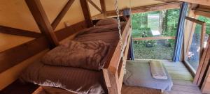 a couple of bunk beds in a room with a window at Rustik in Chailloué