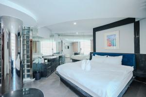 a large bedroom with a large bed and a bathroom at XXCASA Sukhumvit 39 คาซ่า สุขุมวิท 39 BTS ทองหล่อ in Klong Toi +54 photos