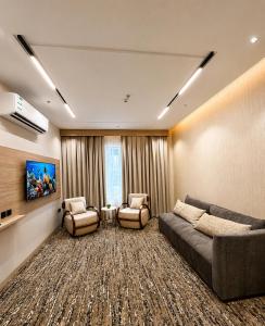 a living room with a couch and two chairs at فندق النقاط الثمانية 2 in Medina