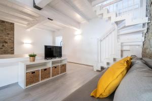 a living room with a couch and a television at L'appartamento giallo zafferano in Fanano