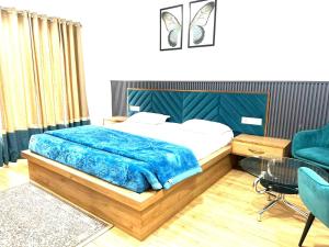 a bedroom with a bed and a table and a chair at K D Motels in Patiāla +8 photos
