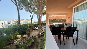 a patio with a table and chairs on a balcony at Puig Sa Guilla 1C B2 in Pals
