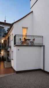a balcony with a table and chairs on a building at Hinterhaus am Schloss Karlsruhe in Karlsruhe