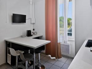 a room with a table and two chairs and a window at Casa Dax - Centre - Moderne - Linge inclus in Dax