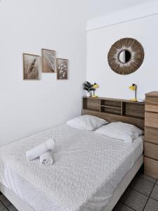 a bedroom with a bed with a mirror on the wall at Casa Dax - Centre - Moderne - Linge inclus in Dax