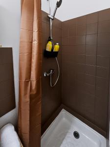 a bathroom with a shower and a bath tub at Casa Dax - Centre - Moderne - Linge inclus in Dax