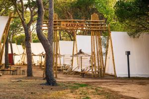 a wooden arch with a sign that reads jaipur at Kampaoh Costa Brava in Pals