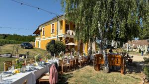 a table set up in front of a yellow house at Joe Bácsi Rezidenciája in Kisharsány