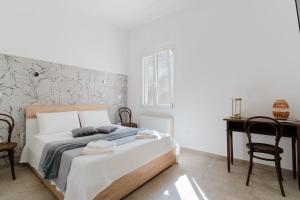 a bedroom with a bed and a table and a desk at Dimora storica Jolanda a Uggiano in Uggiano la Chiesa