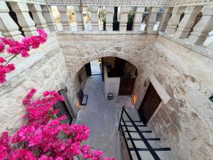 an overhead view of a building with pink flowers at Mirisso Konak Mardin in Mardin