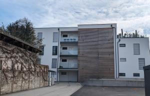 a large white building with a large wooden door at Fountain Suite Gmunden - balcony - Luxuriöses Apartment mit Balkon in Gmunden