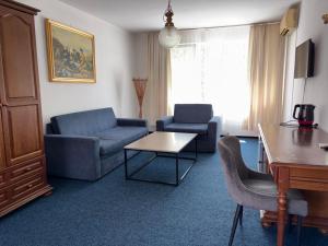 ein Wohnzimmer mit Sofa, Stühlen und einem Tisch in der Unterkunft Hotel Rotasar in Sofia