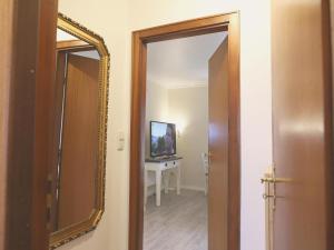 a hallway with a mirror and a television in a room at Fischerweg-39-Whg-2-Amrum in Westerland