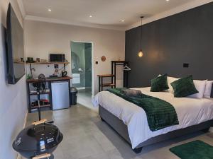 a bedroom with a large bed and a kitchen at Unit 8 Dinas Accommodation Oranjemund in Oranjemund