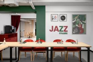a conference room with a table and red chairs at B&B HOTEL Kalisz Centrum in Kalisz +42 photos