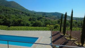 a villa with a swimming pool and a mountain at Corte CeLestiale in Albenga