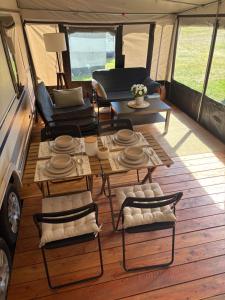 a living room with a table and chairs in a tent at Platin Pure in Jastarnia