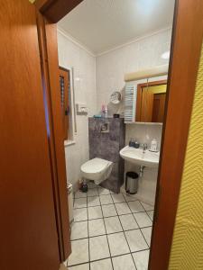 a bathroom with a toilet and a sink at Ferienwohnung Hunsrückblick in Thalfang +30 photos