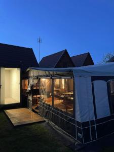 a tent on the side of a house at Platin Pure in Jastarnia