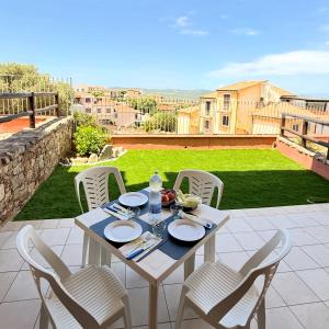 a table and chairs on a patio with a view at Benni Surf House in San Pasquale