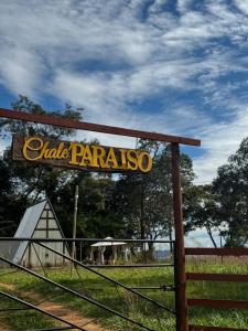 a sign for a cattle park in front of a barn at Chalé Paraíso in Nerópolis
