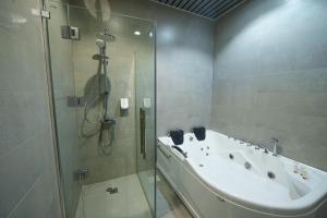 a bathroom with a shower and a bath tub at جولدن بوجاري الضيافه in Khamis Mushayt +38 photos