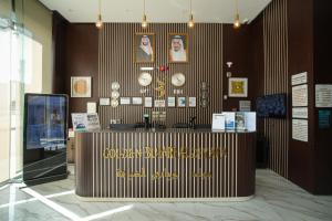 a store with a counter in the middle of a room at جولدن بوجاري الضيافه in Khamis Mushayt