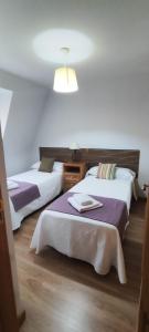 two beds in a hotel room with a lamp at Casa Rural Arroyo 5 in Mejorada +40 photos