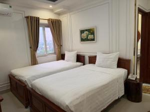 two beds in a bedroom with a window at THANH TAI HOTEl 1 in Ho Chi Minh City +83 photos