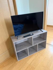 a flat screen tv sitting on a entertainment center at 雅ストリートハウス角館 in Senboku