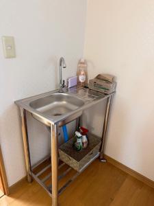 a sink in the corner of a room at 雅ストリートハウス角館 in Senboku