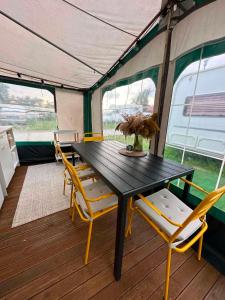 a table and chairs in the inside of a tent at Przyczepa Kite Jastarnia blisko Zatoki Loop it in Jastarnia