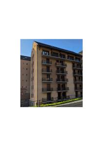 an image of an apartment building at Centre village, proche toutes commodités in Les Angles
