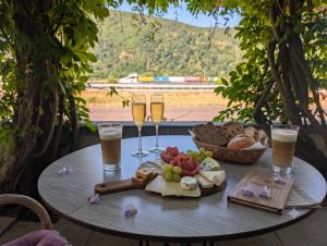un tavolo con due bicchieri di champagne e un piatto di cibo di Hotel Schön am Rhein a Rüdesheim am Rhein Altre 40 foto