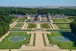 an aerial view of the palace of versailles at Studio moderne 33m2 Design cosy Wi Fi gratuit in Courcouronnes