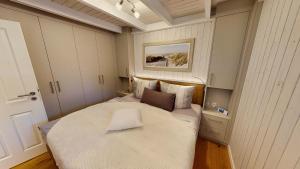 a small bedroom with a bed in a room at Strandhaus Rügenperle - Baabe in Baabe